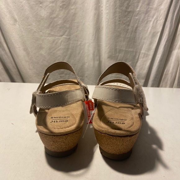 Earth origins cream cutout 1” wedge  sandals  various sizes all  NWT - Picture 3 of 6